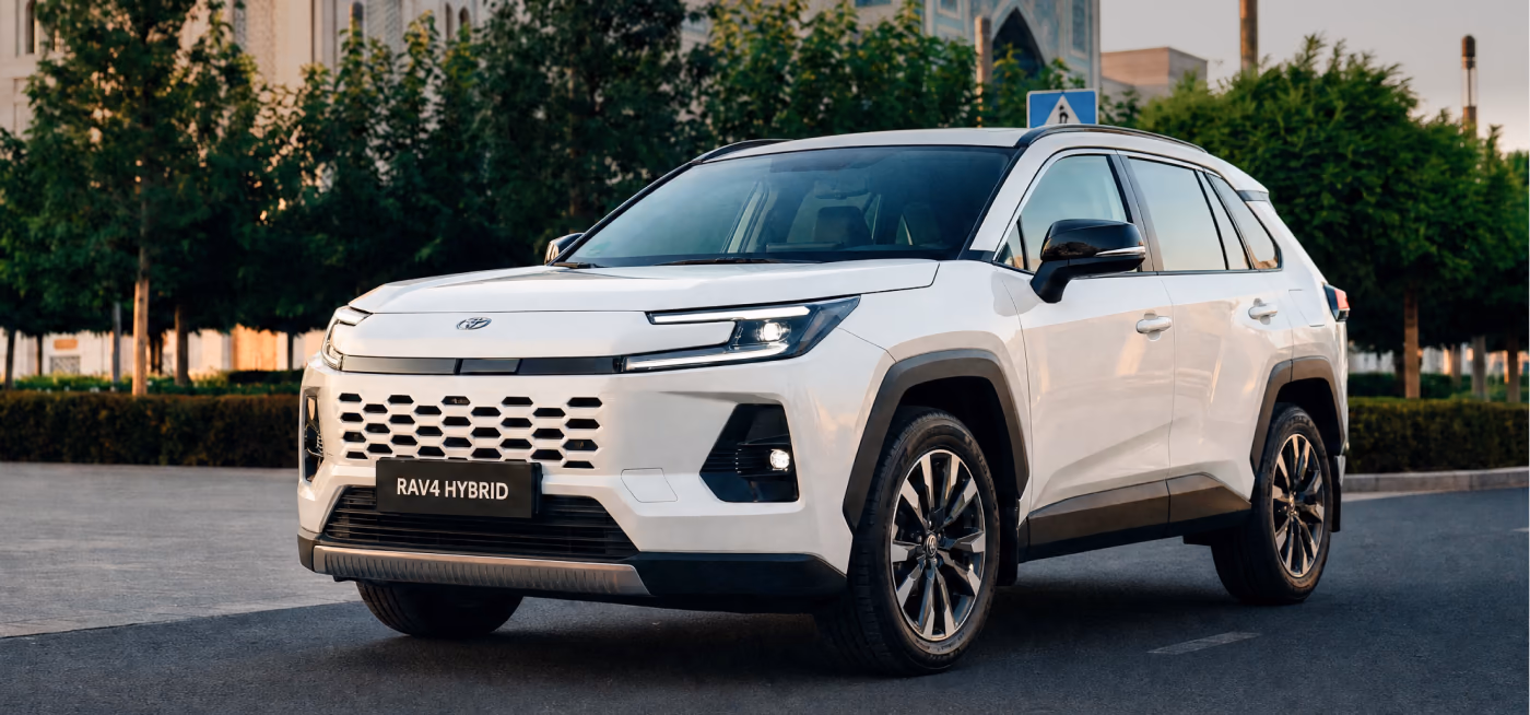 Белый Toyota RAV4 Hybrid на городской улице Ташкента