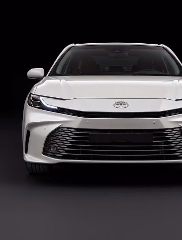 Toyota Camry Hybrid спереди на тёмном фоне