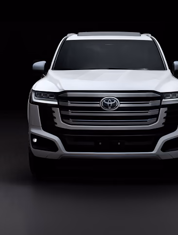Toyota Land Cruiser 300 спереди на тёмном фоне
