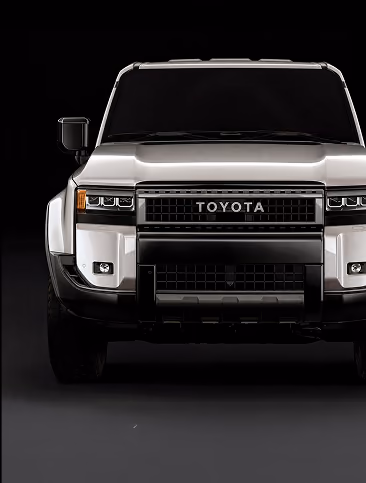 Toyota Land Cruiser Prado 250 спереди на тёмном фоне