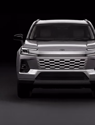 Toyota RAV4 Hybrid спереди на тёмном фоне