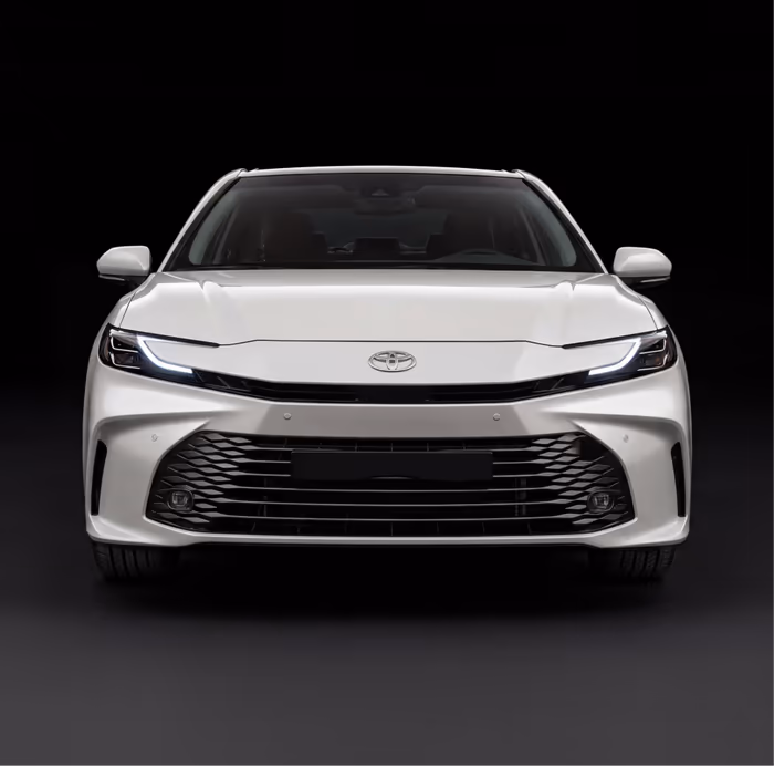 Toyota Camry Hybrid спереди на тёмном фоне